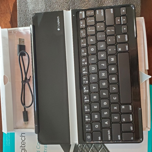 Logitech ultralight ipad bluetooth keyboard - Picture 2 of 6